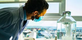 Los títulos que se ha sacado Casado en la pandemia