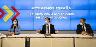 Casado se ríe de todos los sanitarios españoles