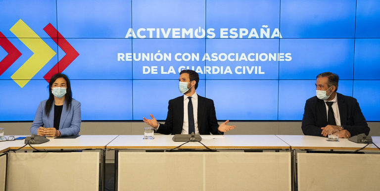 Casado se ríe de todos los sanitarios españoles