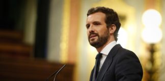 Casado gana la medalla al ignorante