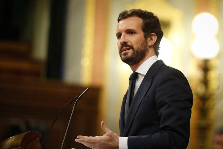Casado gana la medalla al ignorante