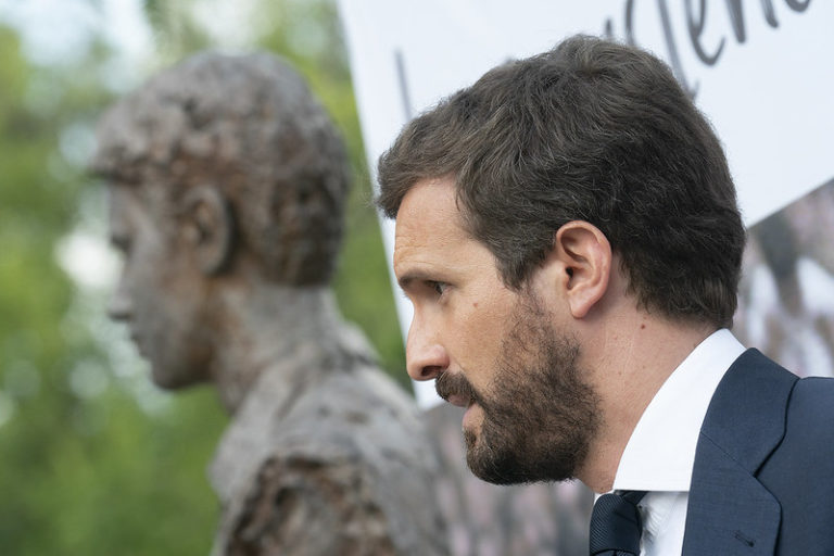 Algo raro pasa en la cabeza de Casado