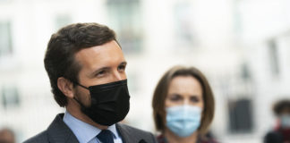 Casado se agarra a lo único que le queda para no caerse