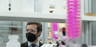 ¿Piensa multar la policía algún día a Casado?