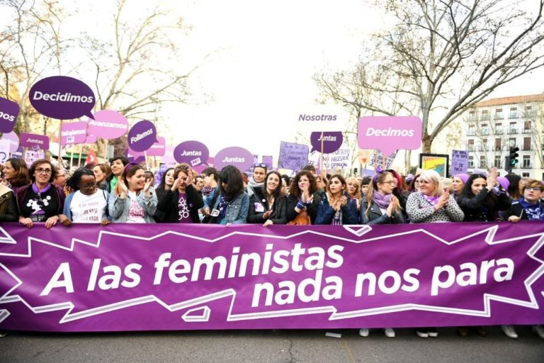 Si se celebra el 8-M hay que quitar todas las restricciones