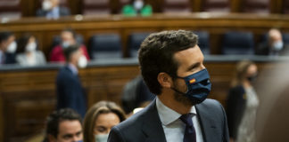 Casado ayuda a cavar su propia tumba