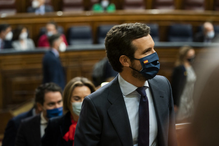 Casado ayuda a cavar su propia tumba