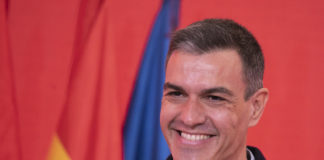 Sánchez humilla a Casado