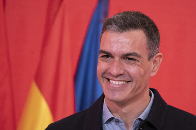 Sánchez humilla a Casado