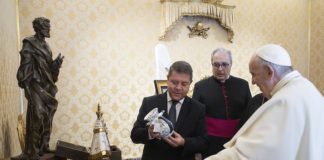 Page se encomienda al papa