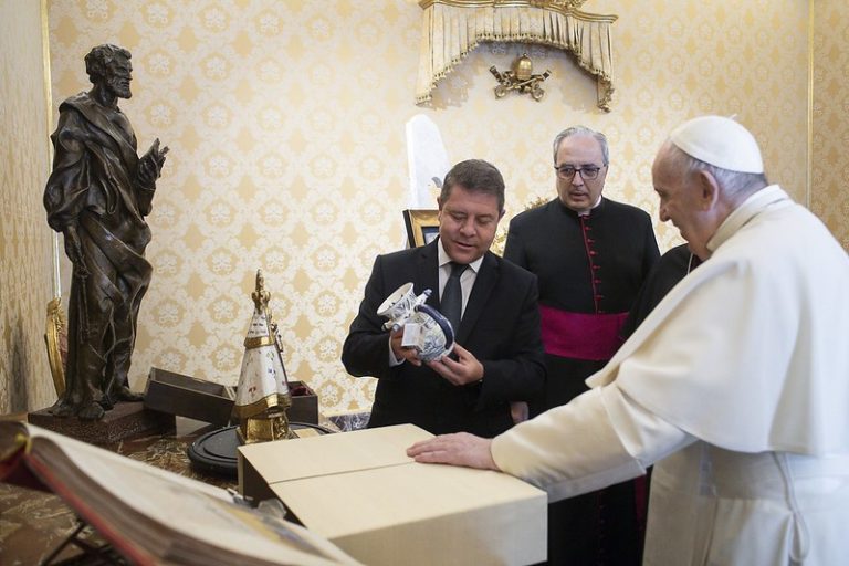Page se encomienda al papa