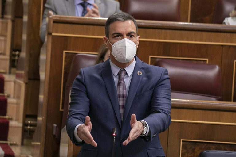 Sánchez permite desde hoy que pedófilos entren al vestuario de sus hijas