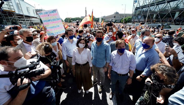 Casado se raja y Ayuso la caga