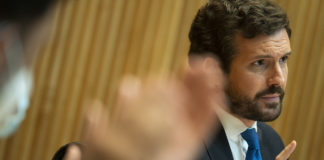 Casado amenaza a Sánchez con un golpe de Estado