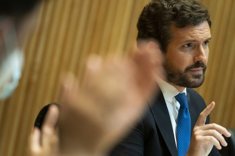 Casado amenaza a Sánchez con un golpe de Estado