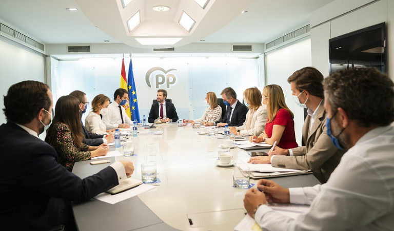 Guerra civil a navajazos en el PP