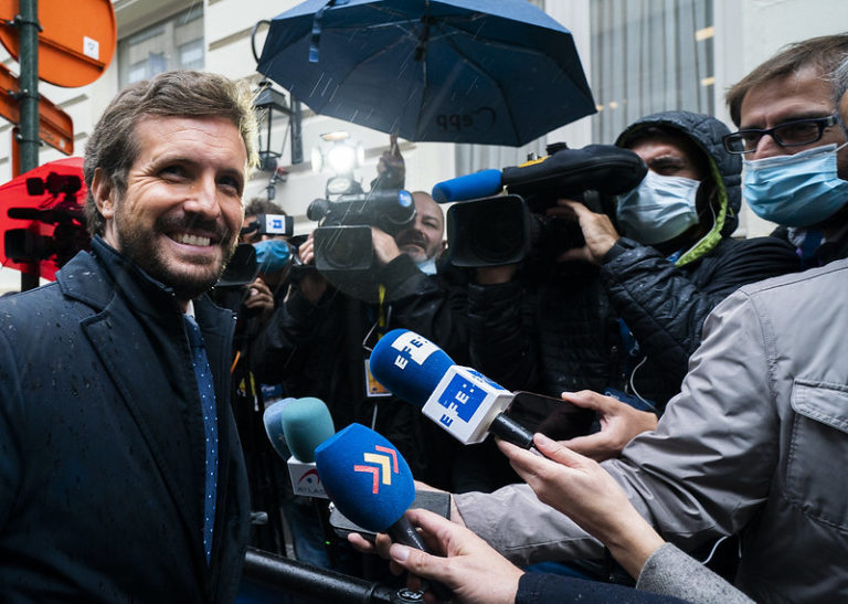 Casado ¿es así de mentecato o se lo hace?