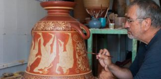 La cerámica griega sigue viva de la mano de Juan Manuel Romero