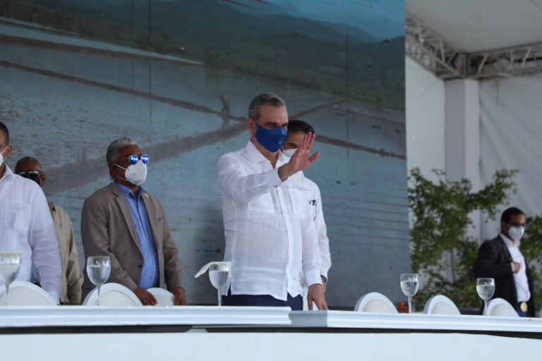 Luis Abinader cumple y da un golpe de justicia social al duplicar el salario de los trabajadores más vulnerables