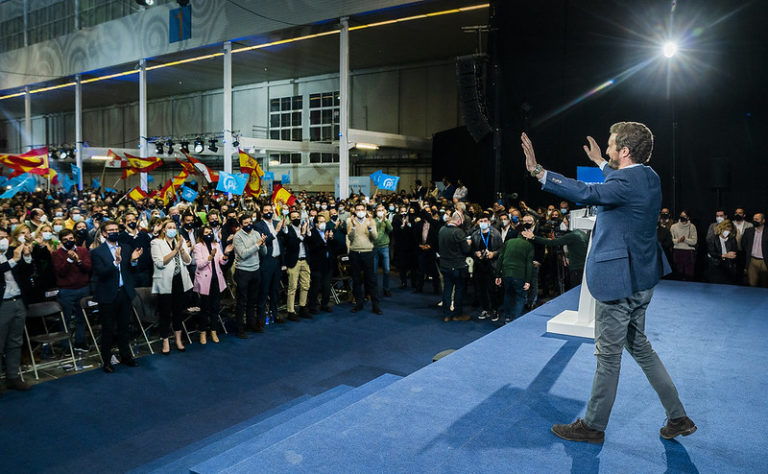 Abascal coge de las partes blandas a Casado