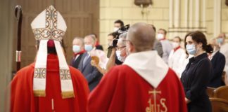 Cual Judas, Ayuso entrega a la Iglesia social