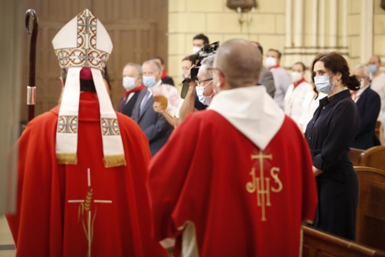 Cual Judas, Ayuso entrega a la Iglesia social