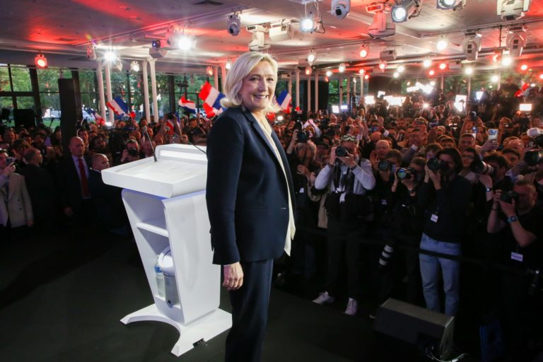 Le Pen da la campanada frente a un triste Macron