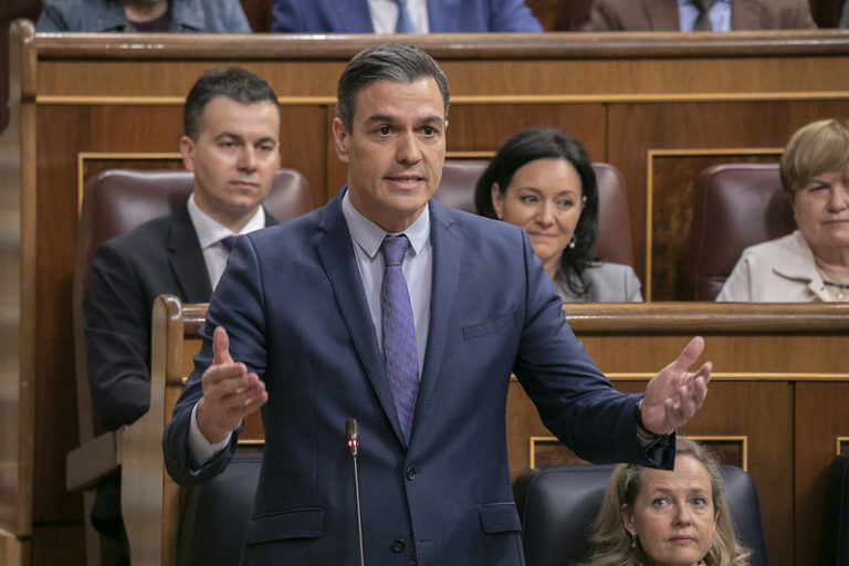 La palabra de Sánchez es papel mojado y la cabeza de Robles gratis