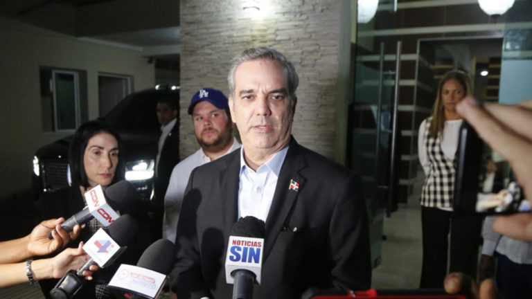 El presidente Abinader y su esposa visitan a la familia Jorge Villegas en solidaridad por el asesinato del ministro de Medio Ambiente Orlando Jorge Mera