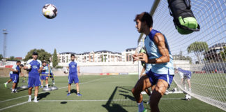 Tendría que hablar de fútbol y la camiseta y está la afición del Atleti peleando