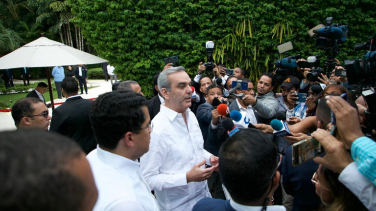 Luis Abinader, víctima de la corrupción que propician las leyes aprobadas por el PLD