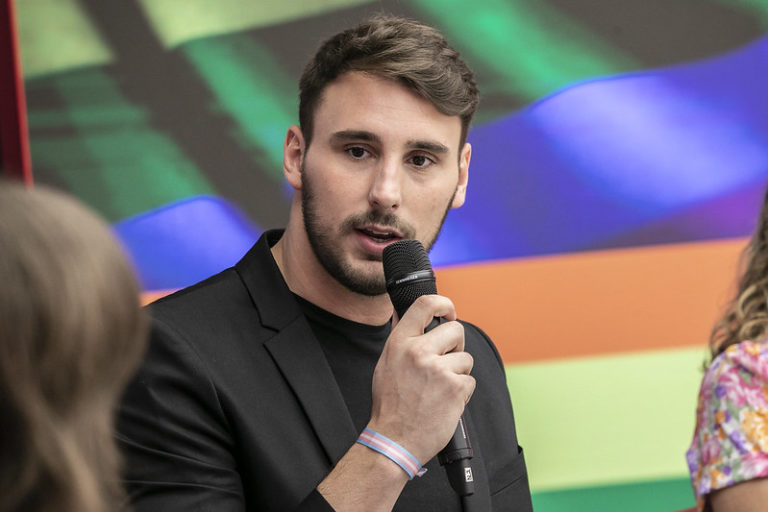 El lobby gay del PSOE se lanza contra las feministas