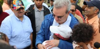 Abinader pisa el terreno y promete, con transparencia, sinceridad y sin populismo, que no abandonará a las familias afectadas por Fiona