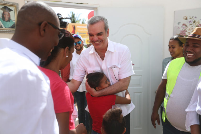 Luis Abinader marca un hito histórico en República Dominicana con la creación del primer Sistema Nacional de Movilidad Escolar