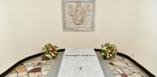 Miccionando sobre la tumba de Benedicto XVI