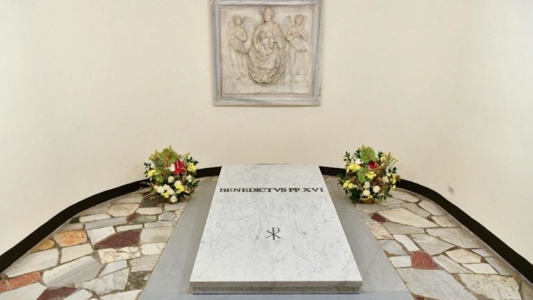 Miccionando sobre la tumba de Benedicto XVI
