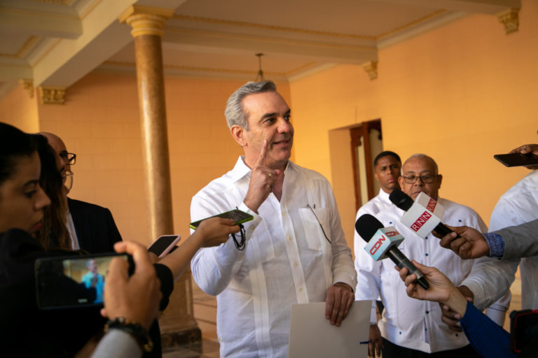 Luis Abinader, el economista oportuno en otros sectores