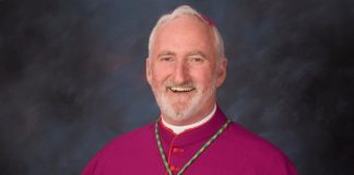 Un obispo irlandés muere porque su cuerpo se encuentra con una bala