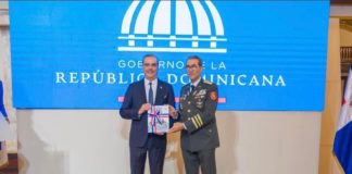 El presidente Luis Abinader recibe de manos del ministro Carlos Díaz Morfa el Libro Blanco de la Defensa de la República Dominicana