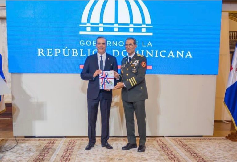El presidente Luis Abinader recibe de manos del ministro Carlos Díaz Morfa el Libro Blanco de la Defensa de la República Dominicana
