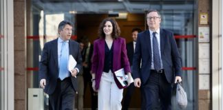 Ayuso, la prensa y el cartel de J. L. Cuerda