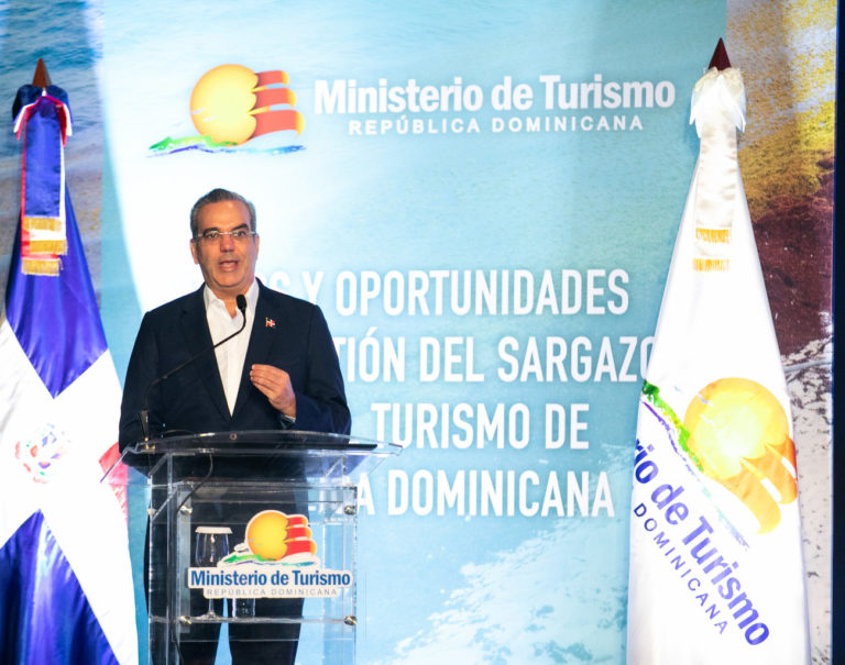 Abinader apela a los países del Gran Caribe para buscar una solución unificada a la crisis del sargazo