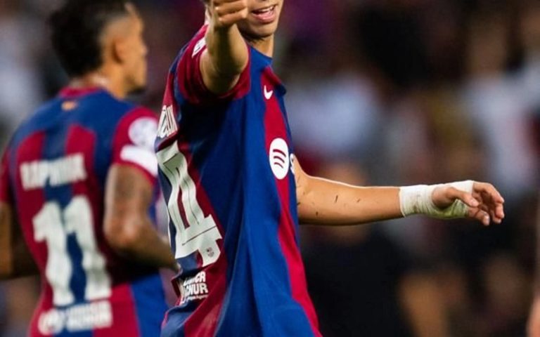 El senderista sonríe cuesta abajo