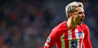 El marido de Erika come de pie y desnudo