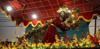 Procesiones llenas, Iglesias vacías