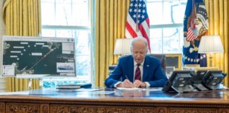 Trumpistas piden la excomunión para Biden