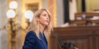 Cayetana, por favor, tápese un poco