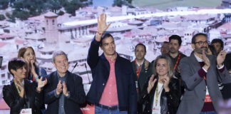 Se autocorona como el Papa Sánchez