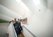 El médico de UCI del hospital Juan Ramón Jiménez que lloró de impotencia desmonta una por una las “falsedades” de la consejera Moreno Bonilla