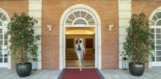 Ayuso no se posiciona ni se postula, pero cada vez la miran más Ayuso